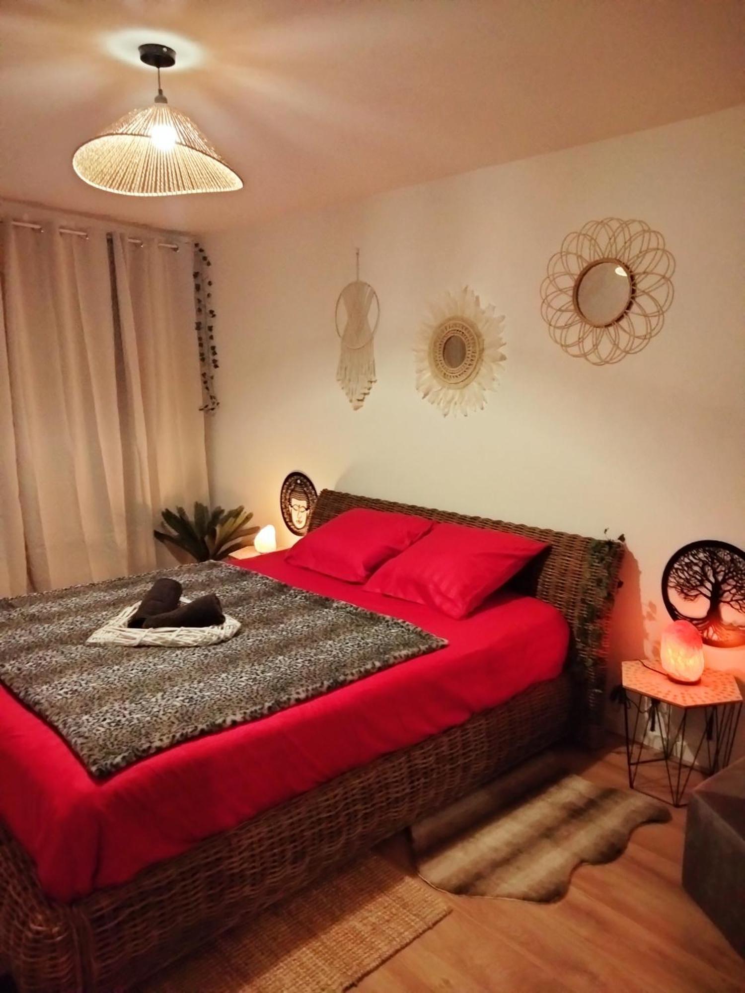 Maison Prestige Le Donjon Des Plaisirs Jacuzzi Montluel Ngoại thất bức ảnh