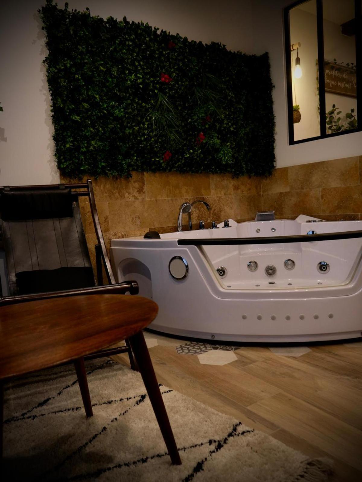 Maison Prestige Le Donjon Des Plaisirs Jacuzzi Montluel Ngoại thất bức ảnh