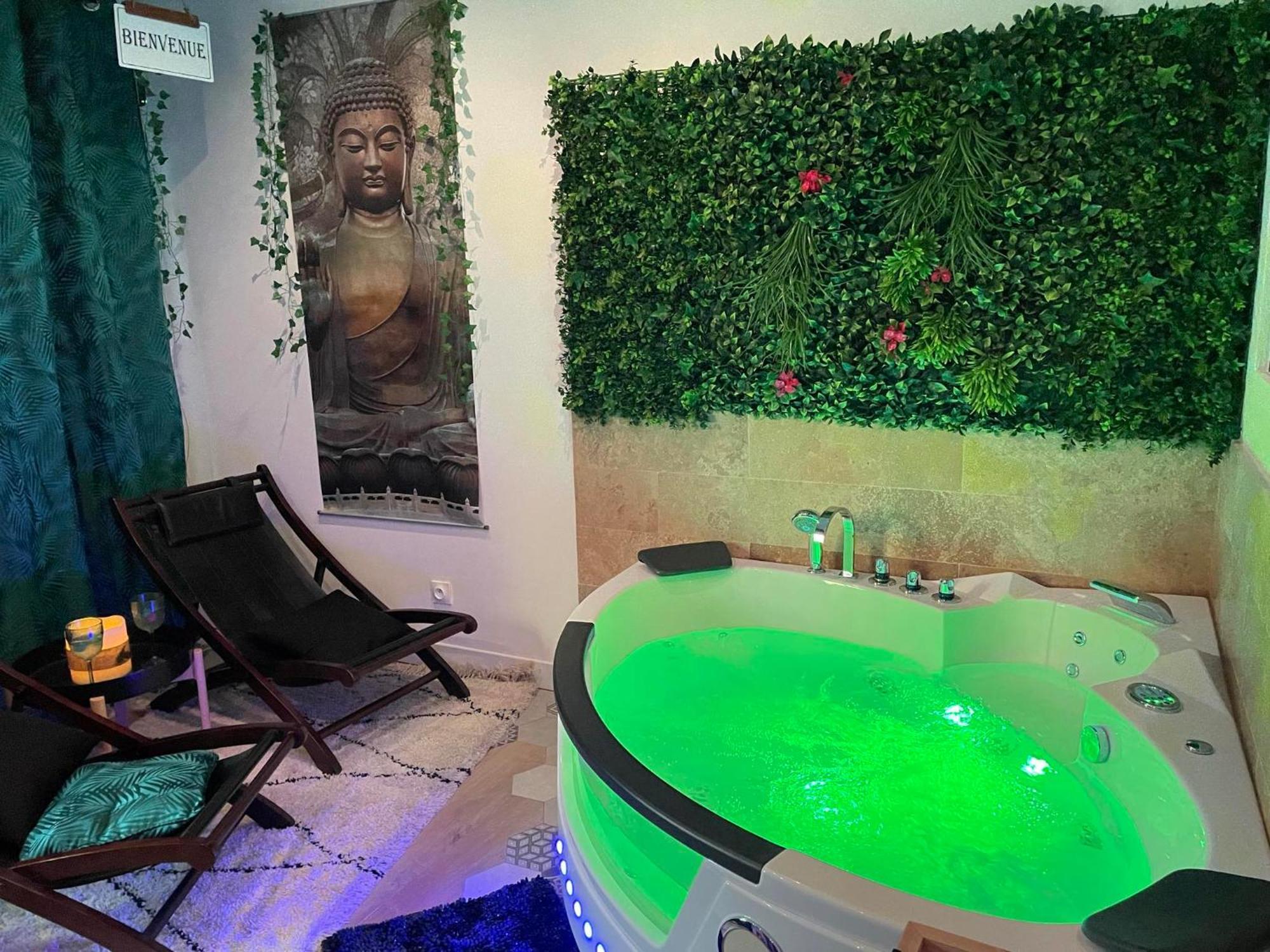 Maison Prestige Le Donjon Des Plaisirs Jacuzzi Montluel Ngoại thất bức ảnh